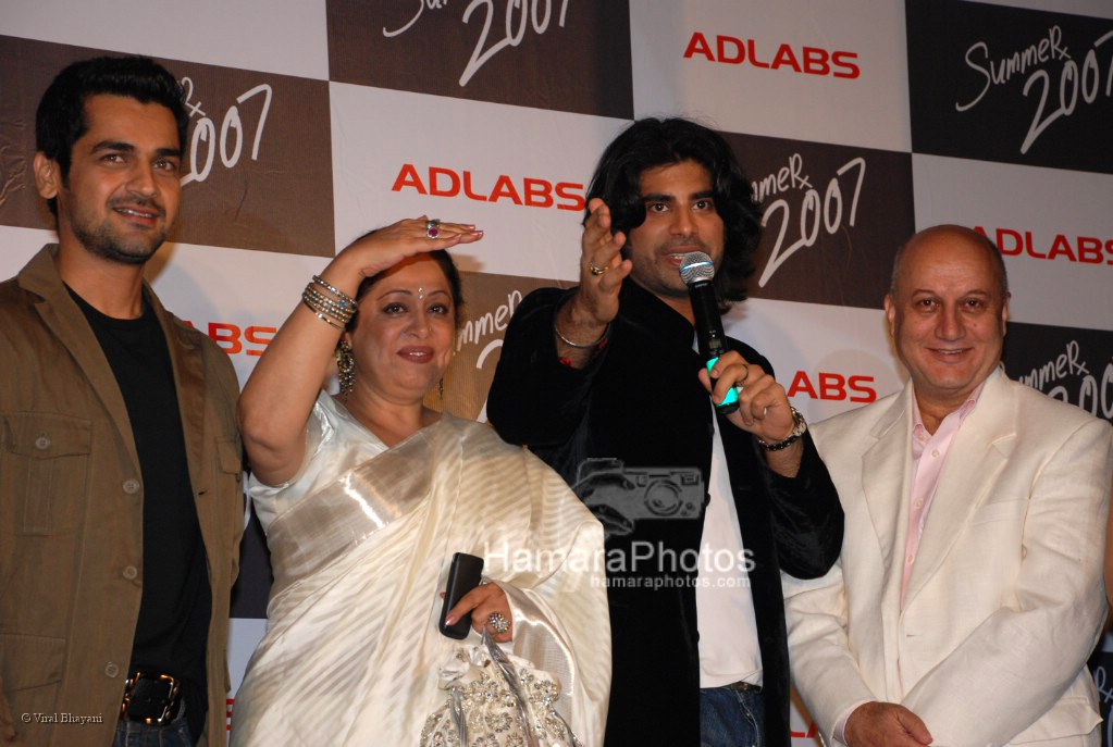Anupam Kher, Sikander Kher and Kiron Kher at the Summer 2007 first look in The Club on March 25th 2008