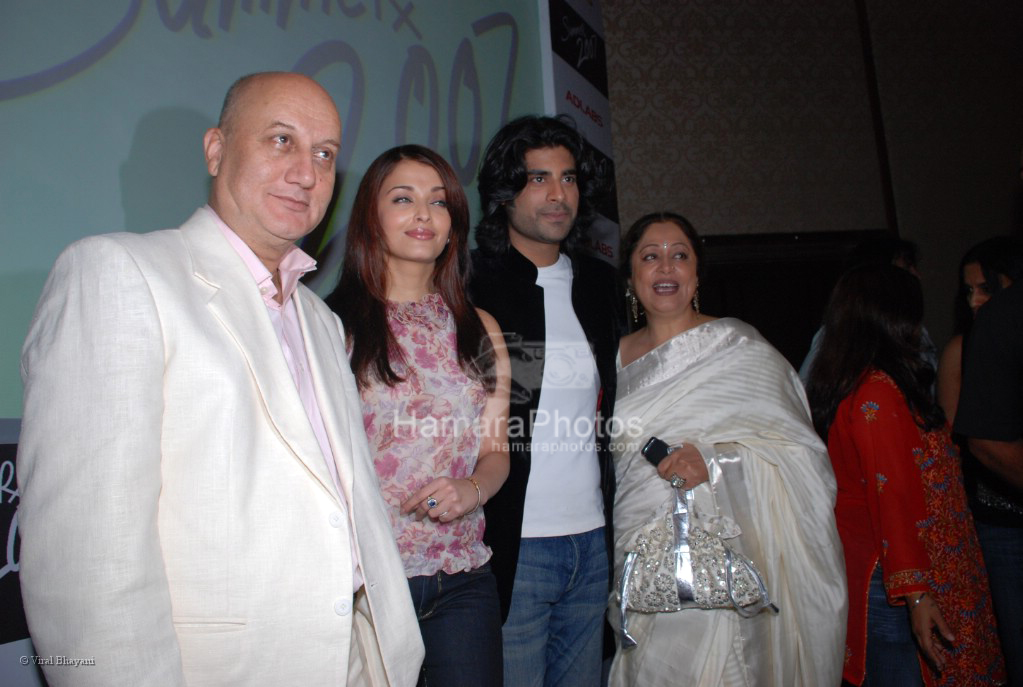 Anupam Kher, Aishwarya Rai, Sikander Kher and Kiron Kher at the Summer 2007 first look in The Club on March 25th 2008