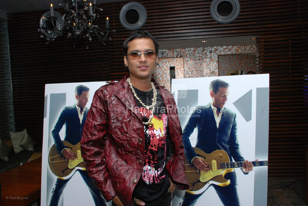 Zubeen Garg at Bryan Adams 11 album launch in Pause, Hill Road, Bandra on March 26th 2008