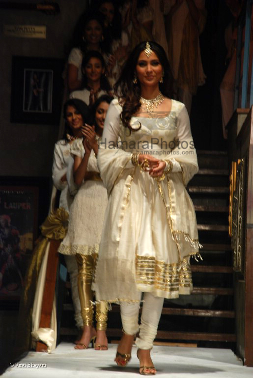 Lara Dutta at Pantaloon Femina Miss India finalists in Hard Rock Cafe on March 26th 2008