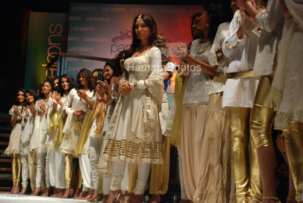Lara Dutta at Pantaloon Femina Miss India finalists in Hard Rock Cafe on March 26th 2008