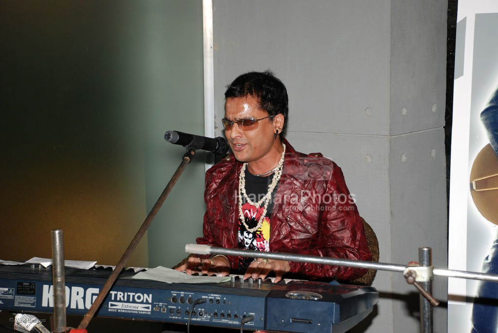 Zubeen Garg at Bryan Adams 11 album launch in Pause, Hill Road, Bandra on March 26th 2008