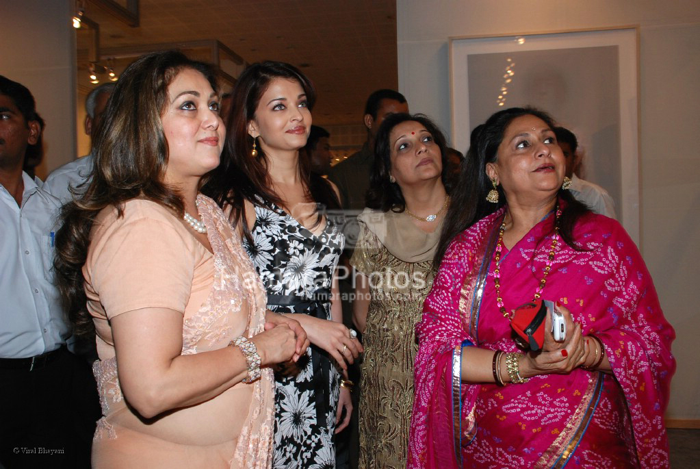 Nita Ambani, Aishwarya Rai and Jaya Bachchhan at Tina  Ambani's Harmony show in Nehru Centre on March 28th 2008