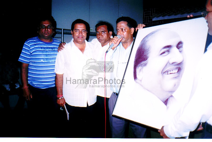 Mr.Shirish Kulkarni presenting the Mohd Rafi framed Picture sketched by Sonali to Rafi Foundation members. Binu Nair, Kakaji Naushad, Salim and Parmar - at Naushad Hall
