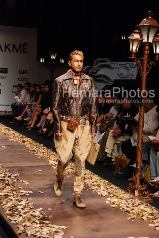 Model walks the ramp for Arjun Khanna on 29th 2008