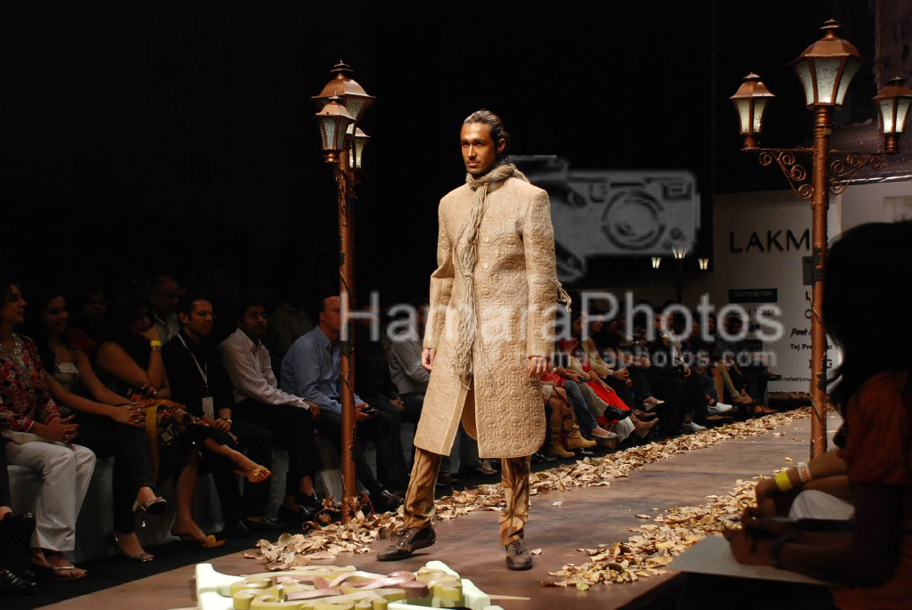 Model walks the ramp for Arjun Khanna on 29th 2008