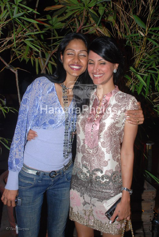 Nethra with Reshma bombaywala at Manish Malhotra bash in Prive on 29th 2008