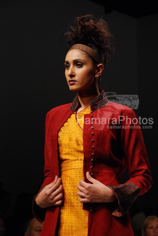 Model walks on the Ramp for Sonam Dubal in Lakme India Fashion Week on March 30th 2008