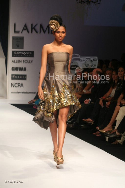 Model walks on the Ramp for Pria Kataria Puri in Lakme India Fashion Week on March 30th 2008