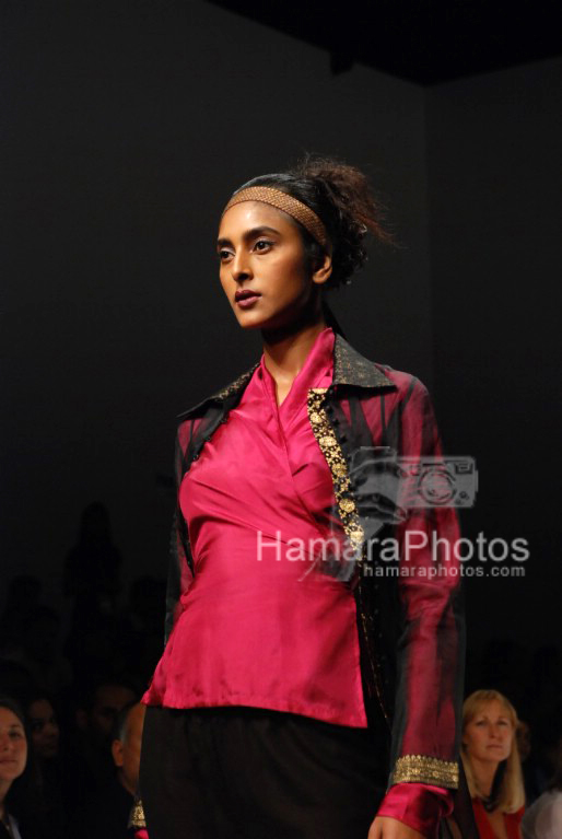 Model walks on the Ramp for Sonam Dubal in Lakme India Fashion Week on March 30th 2008