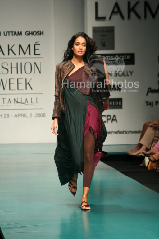 Model walks on the Ramp for Kiran Uttam Ghosh in Lakme India Fashion Week on March 30th 2008