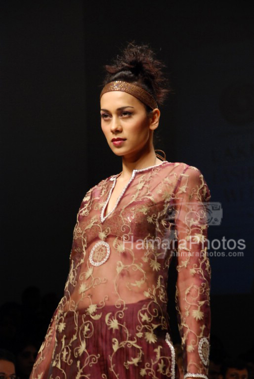 Model walks on the Ramp for Sonam Dubal in Lakme India Fashion Week on March 30th 2008