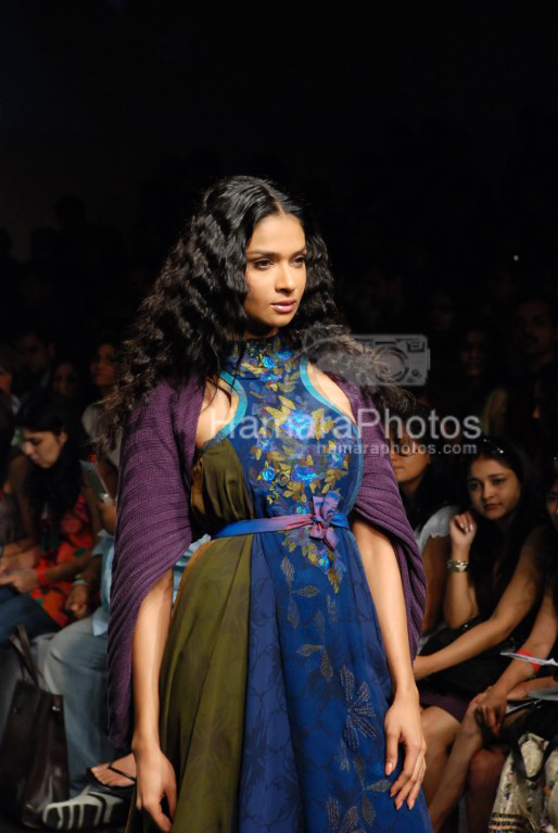 Model walks on the Ramp for Kiran Uttam Ghosh in Lakme India Fashion Week on March 30th 2008