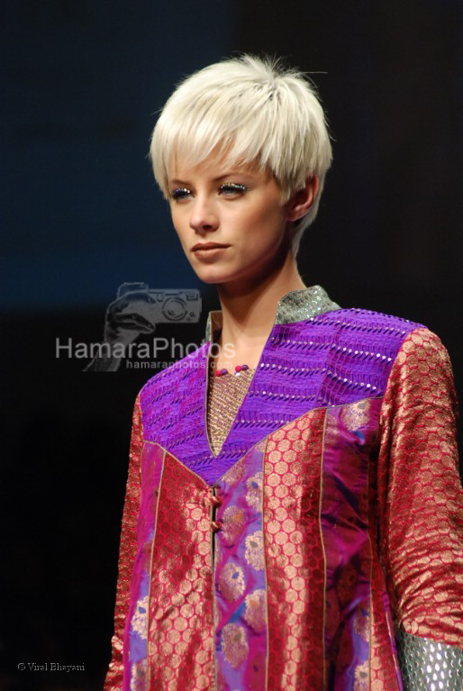 Model walks on the Ramp for Shaymal Bhumika in Lakme India Fashion Week on March 31th 2008