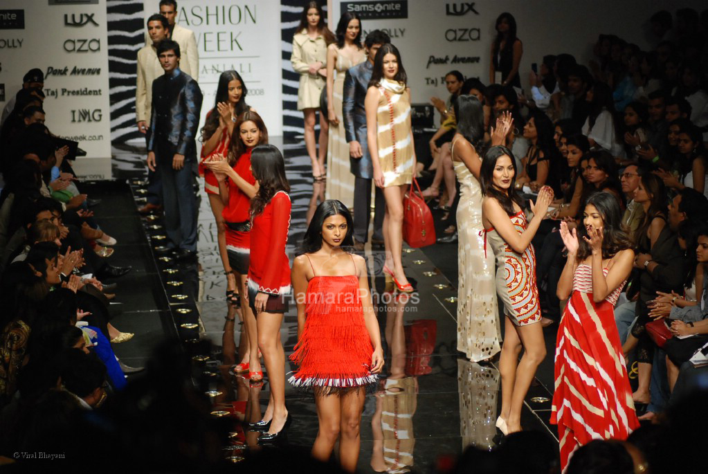 Model walks on the Ramp for Nandita Mahtani show in Lakme India Fashion Week on March 31th 2008