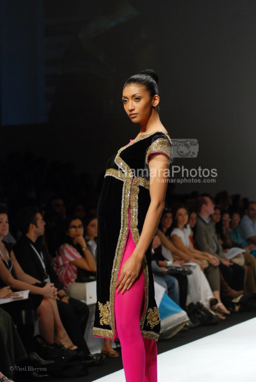 Model walks on the Ramp for Shaymal Bhumika in Lakme India Fashion Week on March 31th 2008