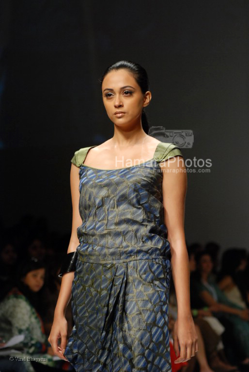 Model walks on the Ramp for Nachiket Barve in Lakme India Fashion Week on March 31th 2008