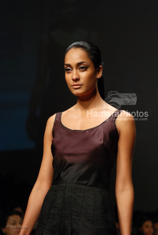 Model walks on the Ramp for Nachiket Barve in Lakme India Fashion Week on March 31th 2008