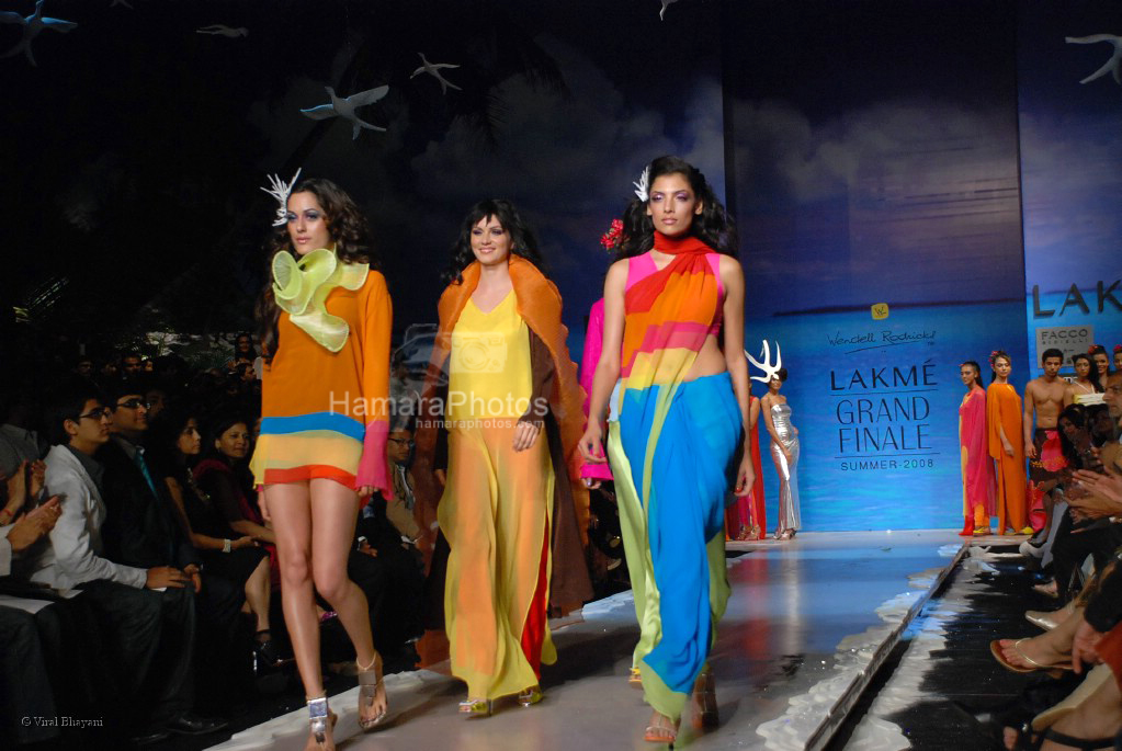 Yana Gupta walks on the ramp at Wendell Rodricks show in Lakme Fashion week on April 2nd 2008