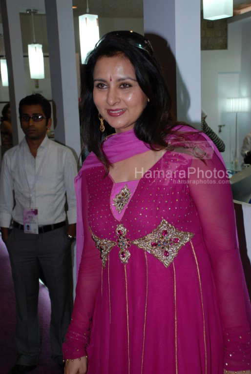Poonam Dhillon at Aastha Bahal show in Lakme Fashion week on April 2nd 2008