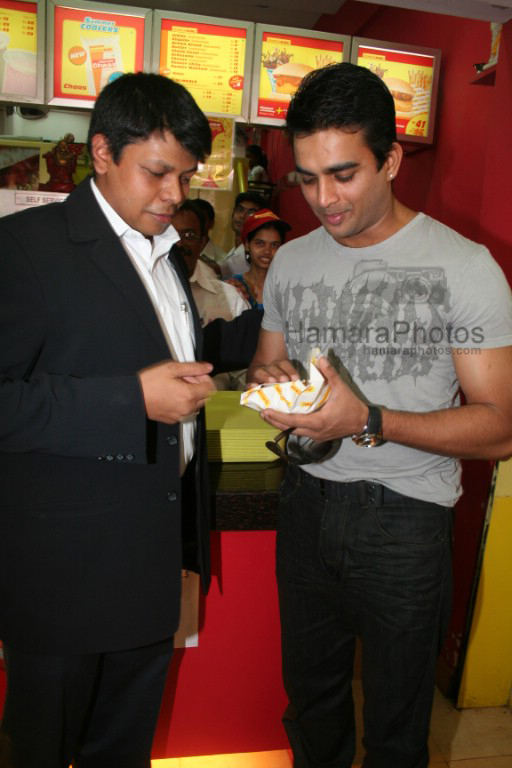 Madhavan having Vada Pav in  Jumbo King, Parle on April 3rd 2008