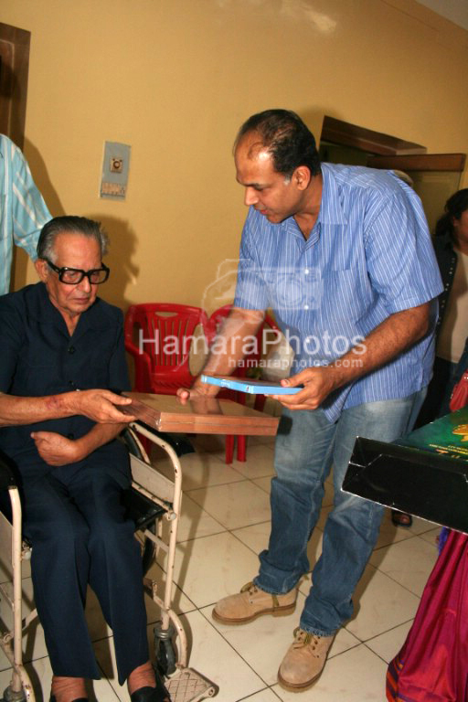 R K Laxman, Ashutosh Gowariker at Special screening of Jodhaa Akbar in  Famous Studio on April 4th 2008