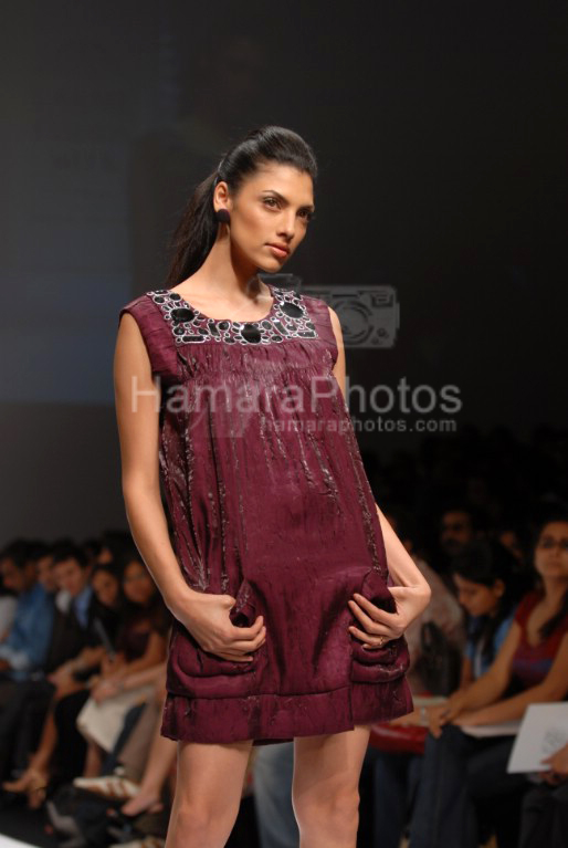 Model walks the ramp for Arshiya in LIFW on 3rd April 2008 
