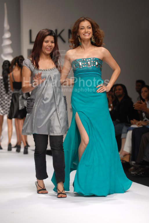 Dia Mirza walks the ramp for Arshiya in LIFW on 3rd April 2008 