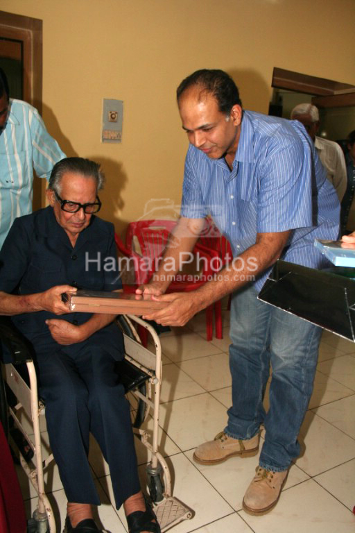 R K Laxman, Ashutosh Gowariker at Special screening of Jodhaa Akbar in  Famous Studio on April 4th 2008