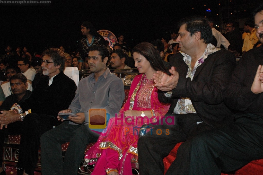 Amitabh Bachchan, Vivek Sharma, Juhi Chawla at Chhote Ustad finals 