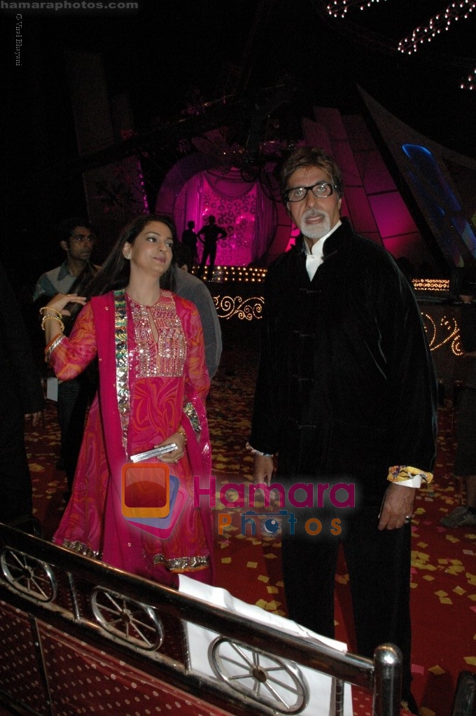 Juhi Chawla, Amitabh Bachchan at Chhote Ustad finals 
