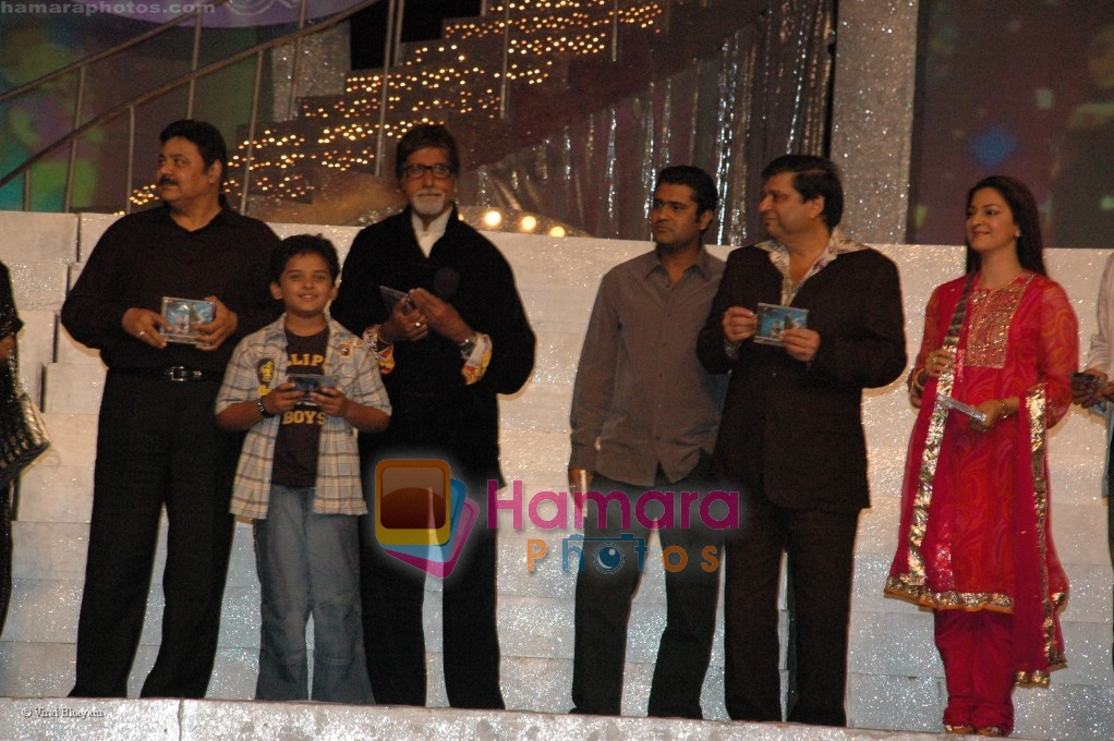 Satish Shah,Aman Siddiqui,Amitabh Bachchan,Vivek Sharma,Ravi Chopra,Juhi Chawla  at Chhote Ustad finals 