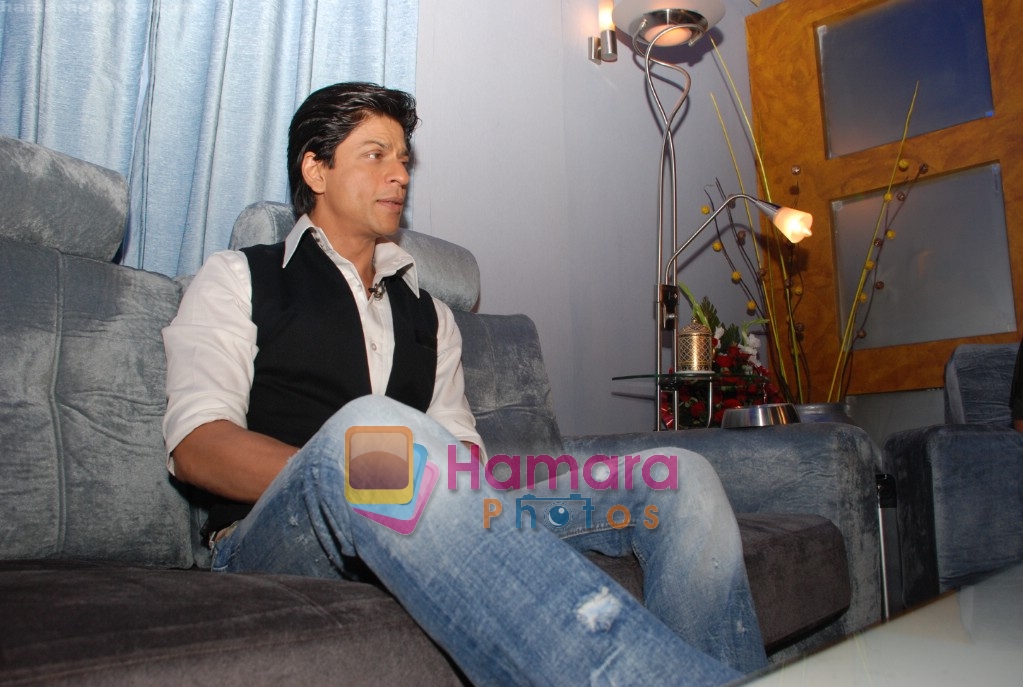 Shahrukh Khan meets the media on the sets of Kya Aap Paanchvi Paas Se Tez Hai in  Filmcity on April 8th 2008 