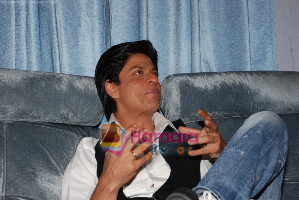 Shahrukh Khan meets the media on the sets of Kya Aap Paanchvi Paas Se Tez Hai in  Filmcity on April 8th 2008 