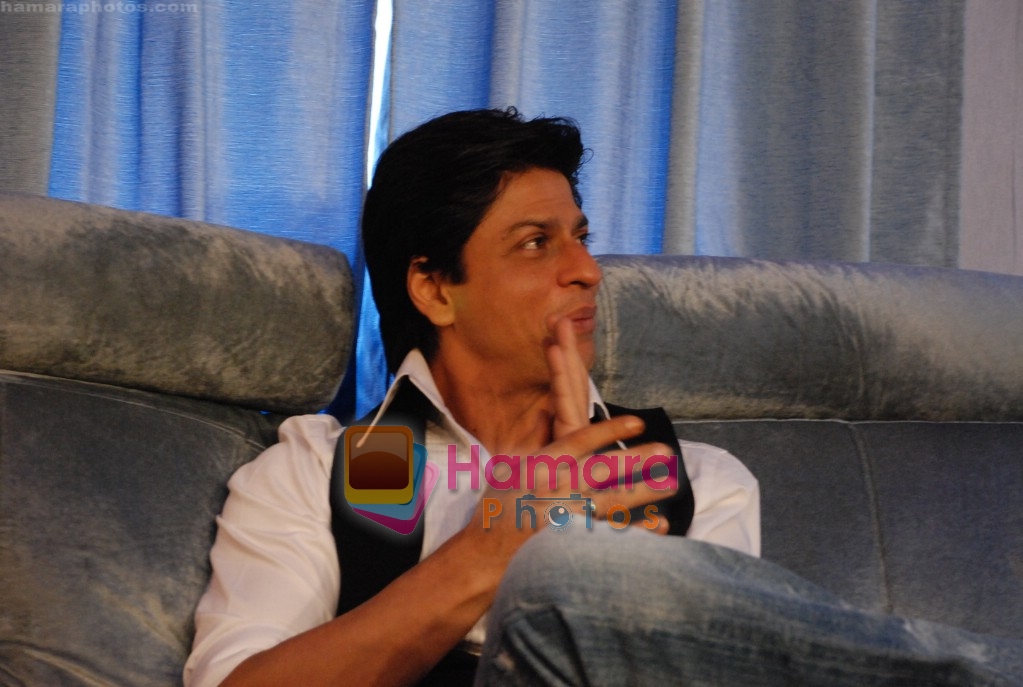 Shahrukh Khan meets the media on the sets of Kya Aap Paanchvi Paas Se Tez Hai in  Filmcity on April 8th 2008 