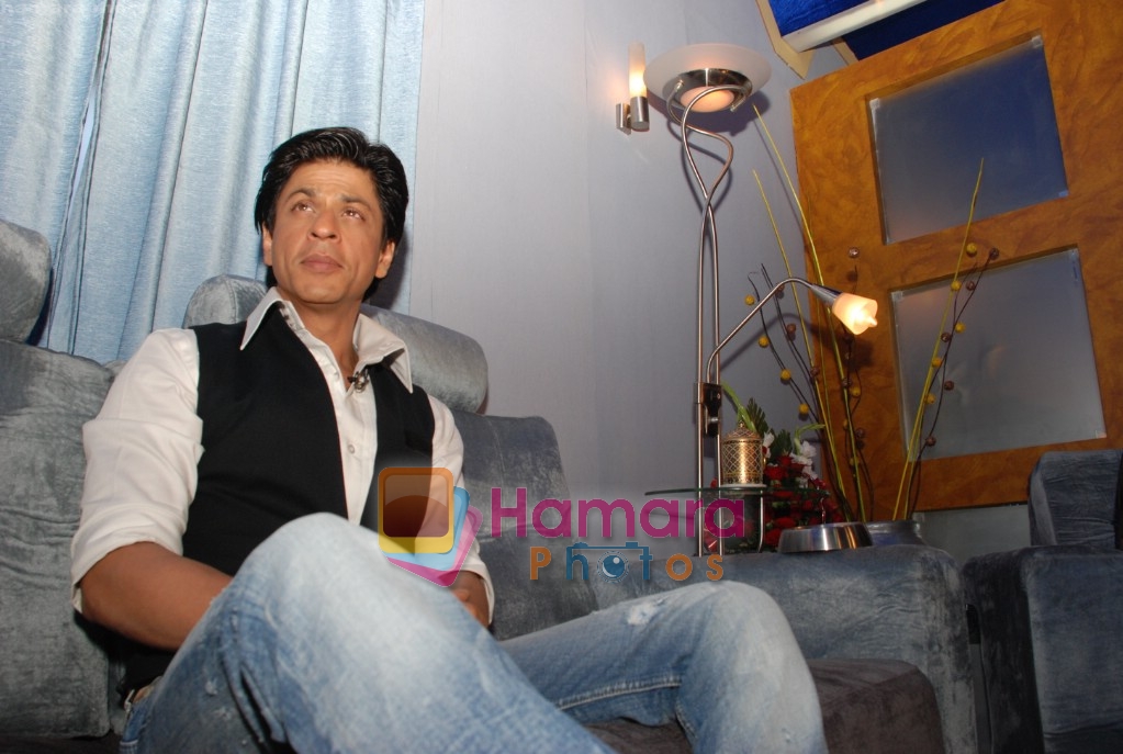 Shahrukh Khan meets the media on the sets of Kya Aap Paanchvi Paas Se Tez Hai in  Filmcity on April 8th 2008 