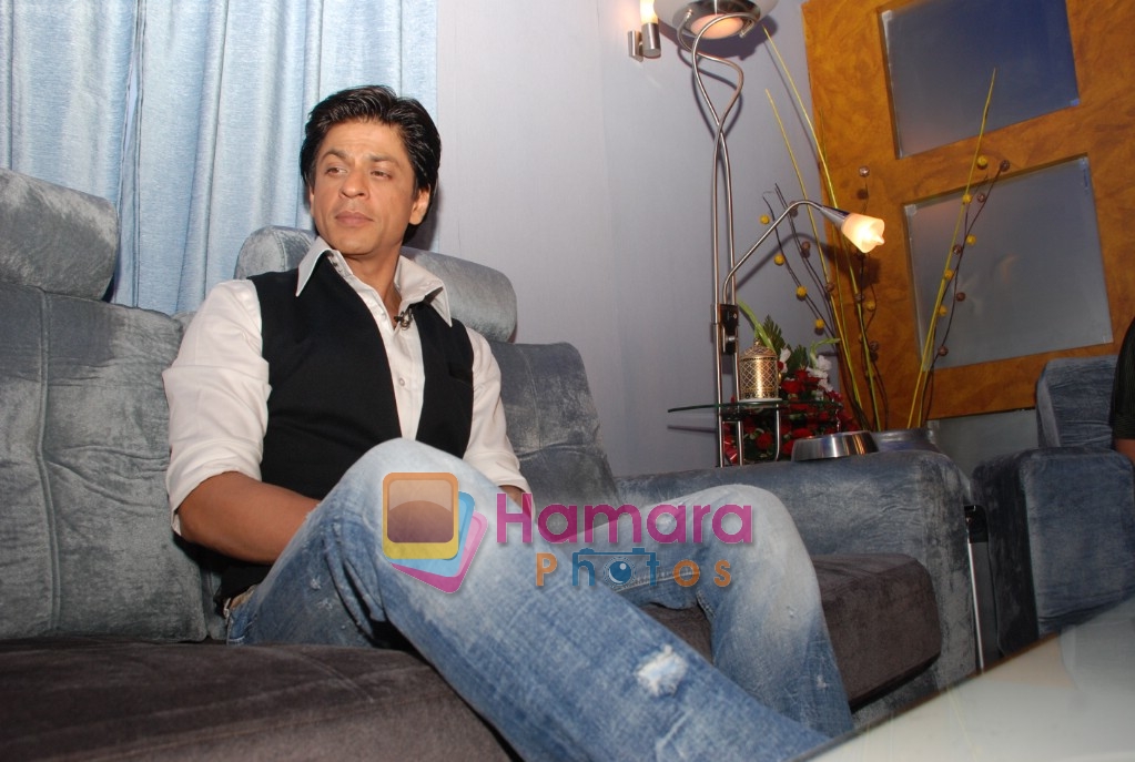 Shahrukh Khan meets the media on the sets of Kya Aap Paanchvi Paas Se Tez Hai in  Filmcity on April 8th 2008 