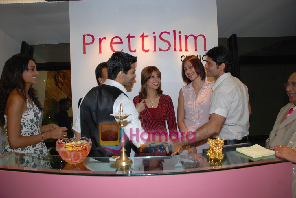 Gauri and Hiten Tejwani at the launch of Pretti Slim in Kandivli on April 10th 2008 
