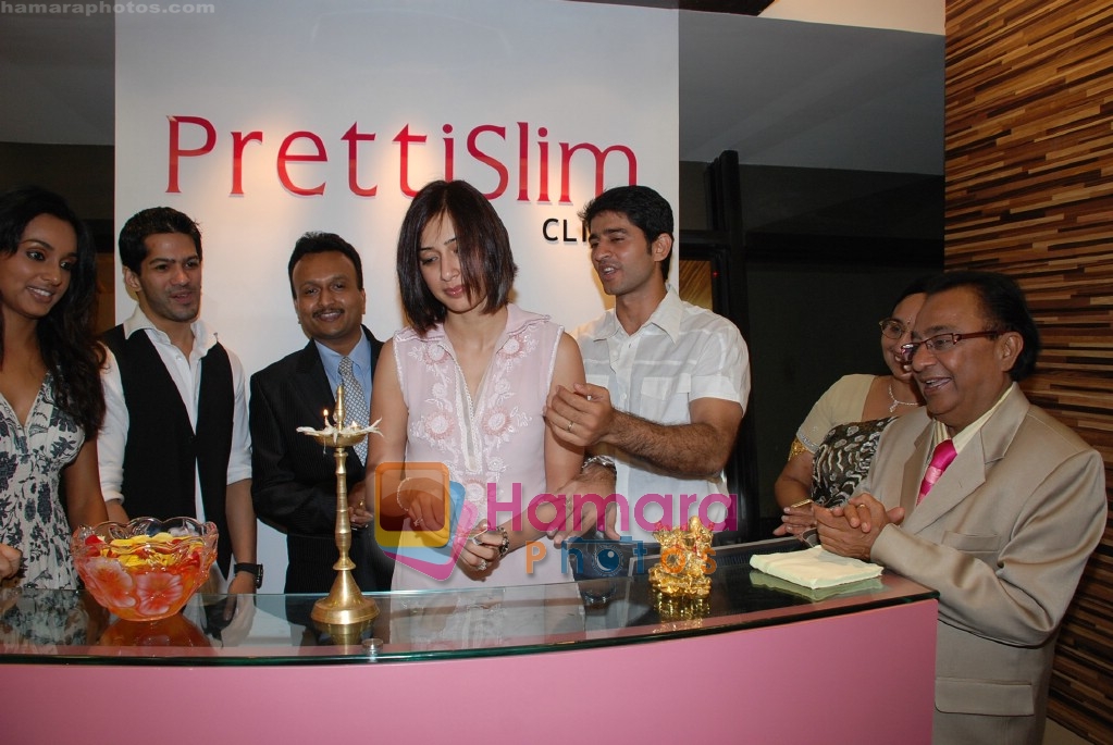 Reshmi Ghosh, Gauri and Hiten Tejwani at the launch of Pretti Slim in Kandivli on April 10th 2008 