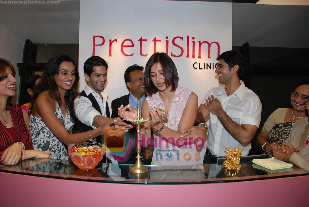 Reshmi Ghosh, Gauri and Hiten Tejwani at the launch of Pretti Slim in Kandivli on April 10th 2008 