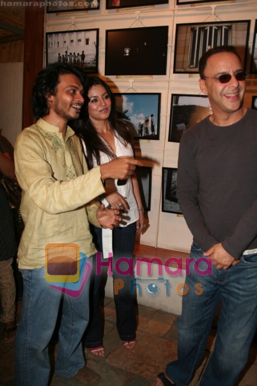Vidhu Vinod Chopra and Mahima Chaudhry at Hope Little Sugar photo exhibition in Out of the Blue on April 12th 2008 