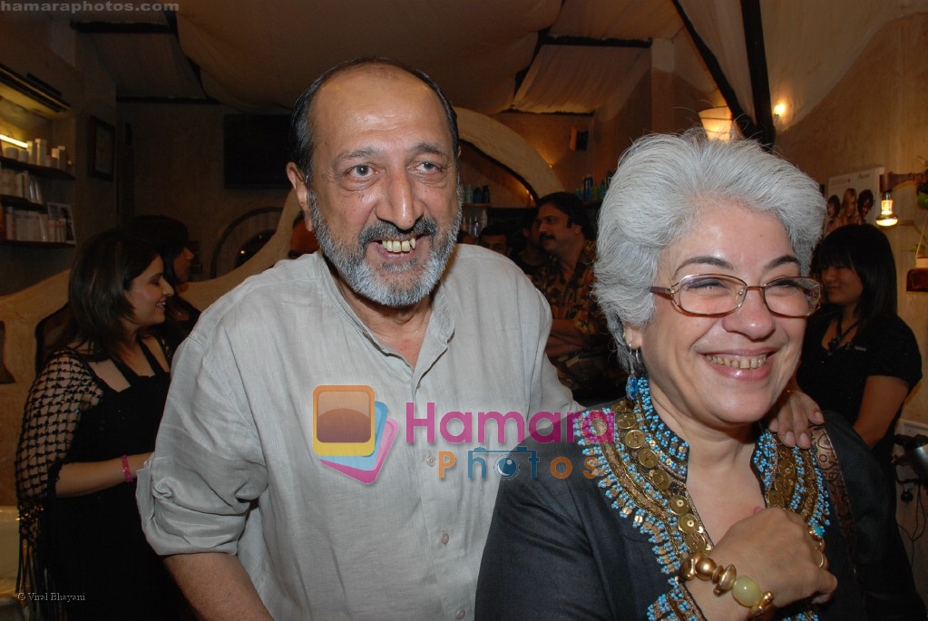 Tinu Anand at Ayesha Jhulka's new beauty saloon in Versova on April 13th 2008 