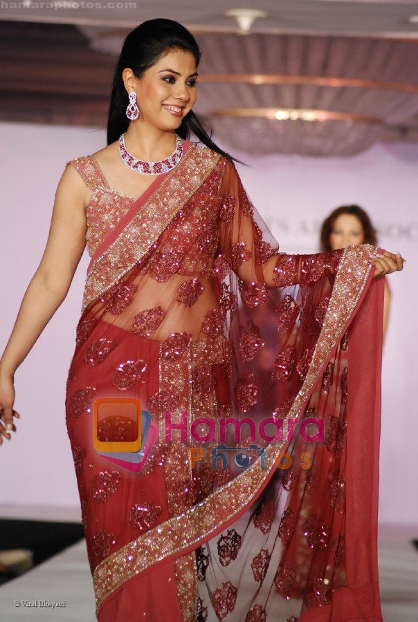 Bhavana Jasra walks on the ramp for Hobby Ideas Shaina NC show in Leela Hotel on April 13th 2008 