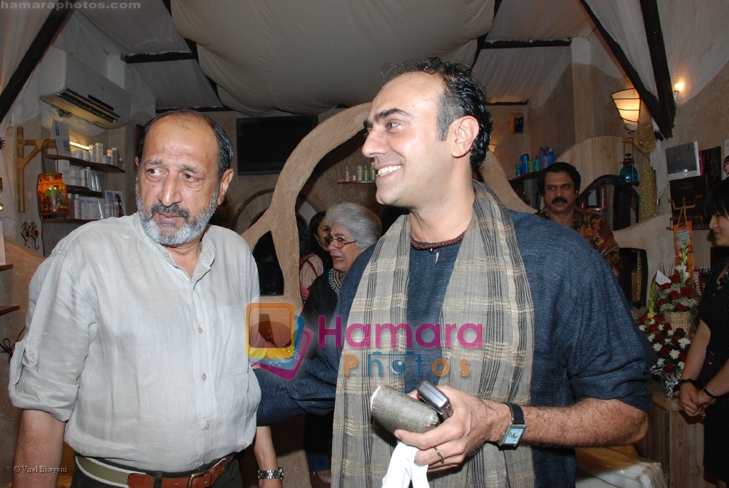 Tinu Anand at Ayesha Jhulka's new beauty saloon in Versova on April 13th 2008 