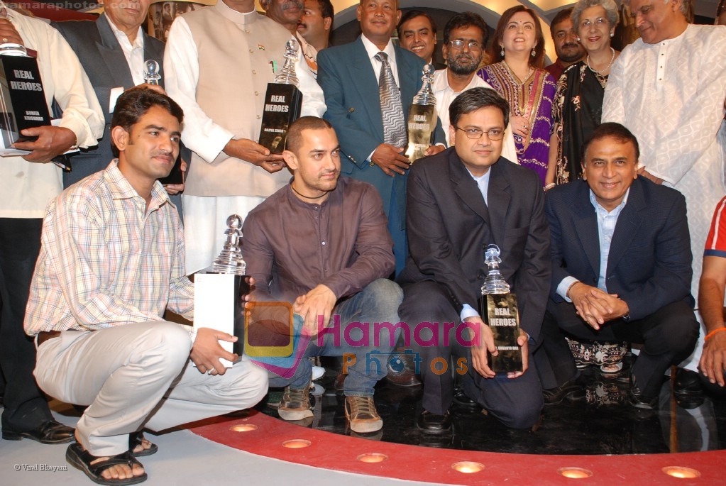 Aamir Khan, Sunil Gavaskar at CNN IBN Real Heroes Awards in Hilton Towers on April 14th 2008 