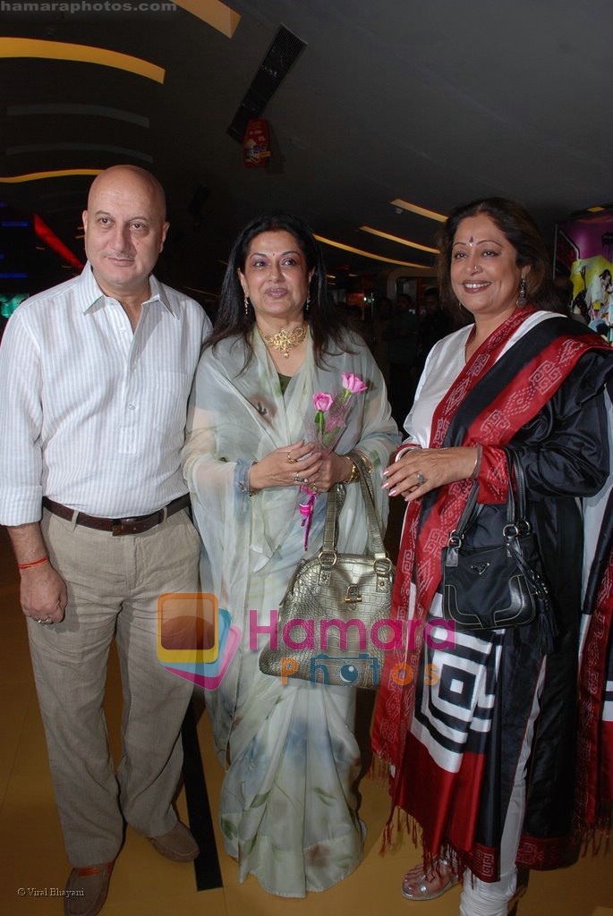 Anupam Kher, Moushmi Chatterjee, Kiron Kher at Hope Little Sugar premiere in  Cinemax on April 17th 2008 