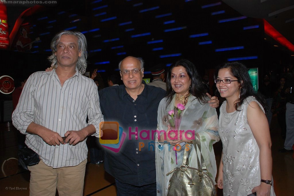 Sudhir Mishra, Mahesh Bhatt, Moushmi Chaterjee and Tanuja Chandra at Hope Little Sugar premiere in  Cinemax on April 17th 2008 