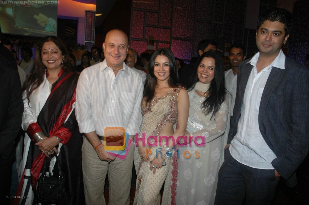 Kiron Kher, Anupam Kher, Mahima Chaudhry  with Hubby at Hope Little Sugar premiere in  Cinemax on April 17th 2008 