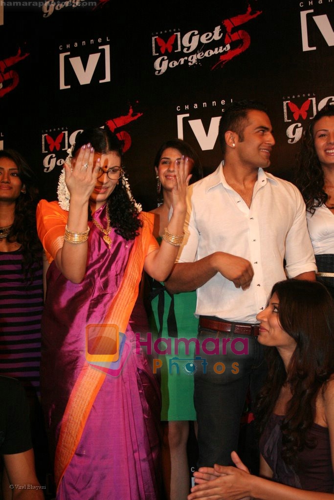 Lola Kutty, Upen Patel at Channel V's Get Gorgeous 5 in Sports Bar, Andheri, Mumbai on  April 17th 2008 