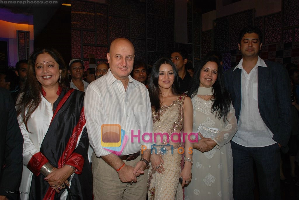 Kiron Kher, Anupam Kher, Mahima Chaudhry  with Hubby at Hope Little Sugar premiere in  Cinemax on April 17th 2008 